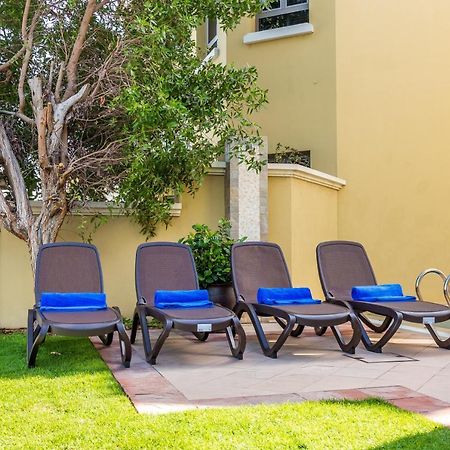 Chic 4Br Villa With Assistant Room And Private Pool On Palm Jumeirah By Deluxe Holiday Homes Dubai Exterior foto