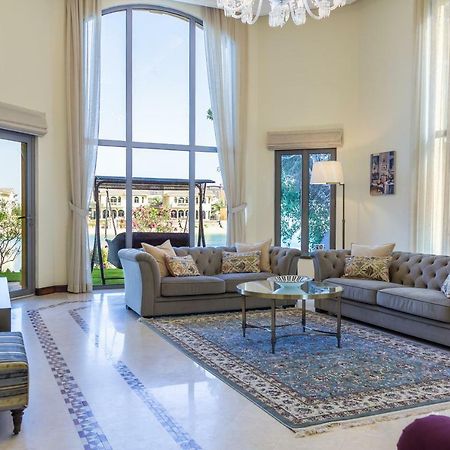 Chic 4Br Villa With Assistant Room And Private Pool On Palm Jumeirah By Deluxe Holiday Homes Dubai Exterior foto