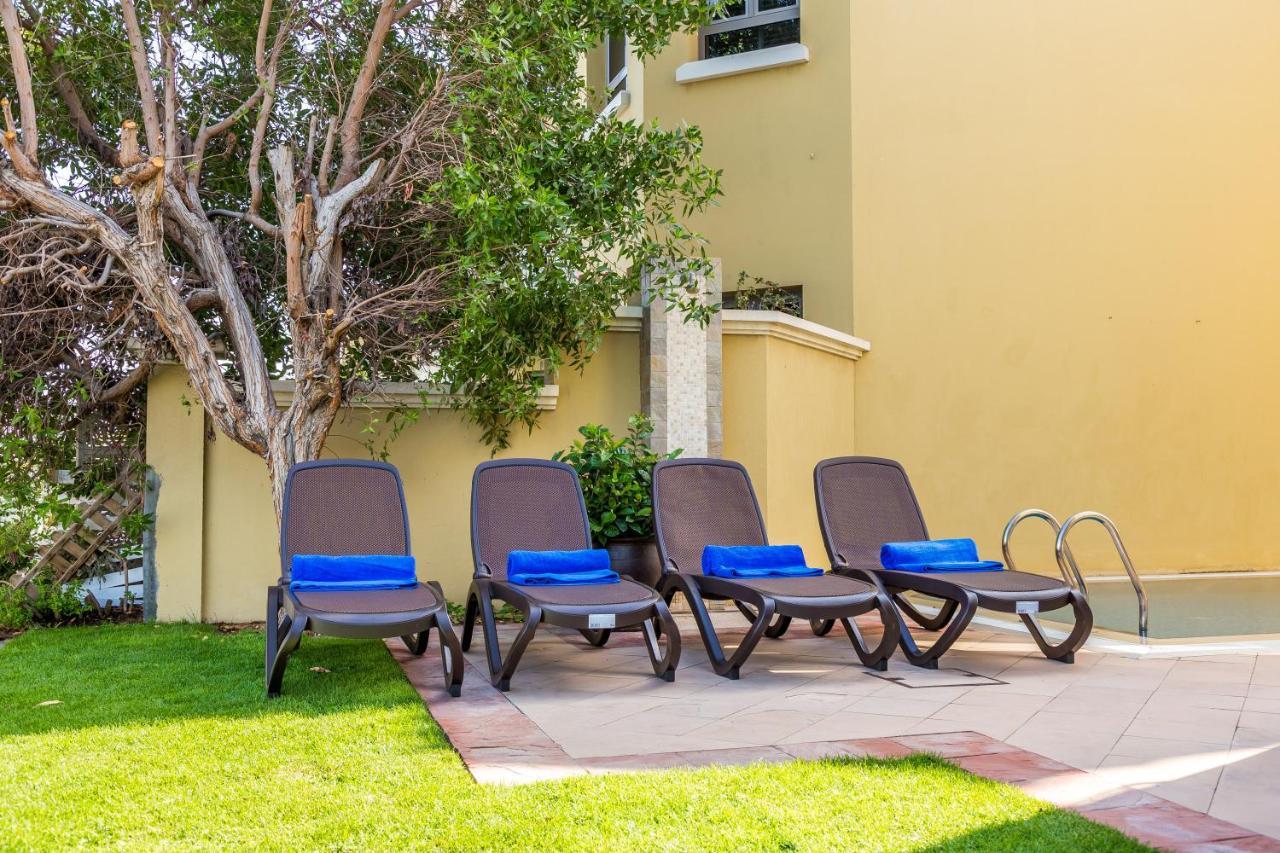 Chic 4Br Villa With Assistant Room And Private Pool On Palm Jumeirah By Deluxe Holiday Homes Dubai Exterior foto