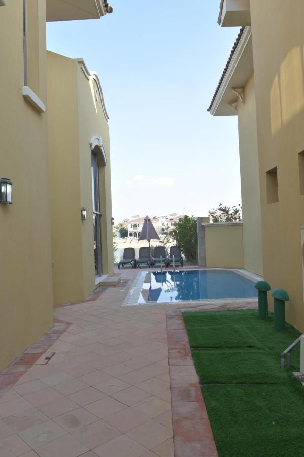 Chic 4Br Villa With Assistant Room And Private Pool On Palm Jumeirah By Deluxe Holiday Homes Dubai Exterior foto
