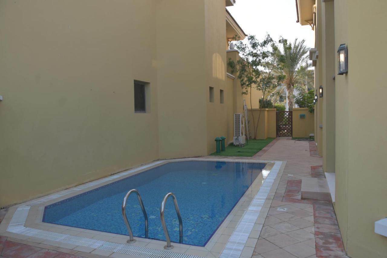 Chic 4Br Villa With Assistant Room And Private Pool On Palm Jumeirah By Deluxe Holiday Homes Dubai Exterior foto