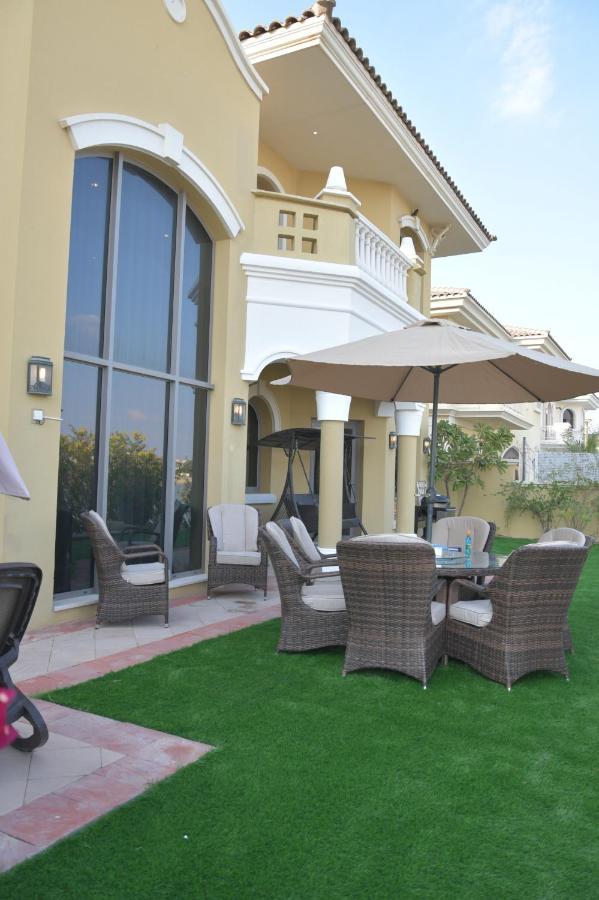 Chic 4Br Villa With Assistant Room And Private Pool On Palm Jumeirah By Deluxe Holiday Homes Dubai Exterior foto