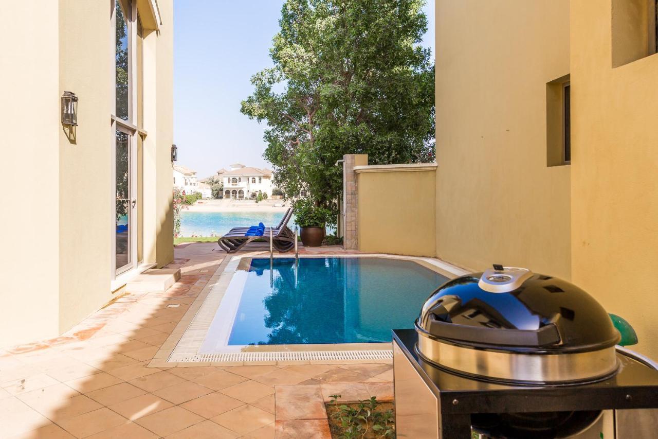 Chic 4Br Villa With Assistant Room And Private Pool On Palm Jumeirah By Deluxe Holiday Homes Dubai Exterior foto