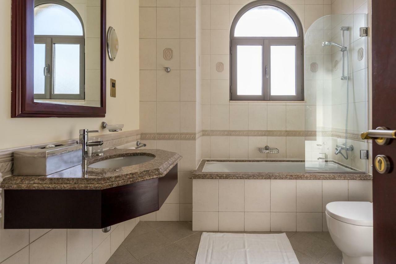 Chic 4Br Villa With Assistant Room And Private Pool On Palm Jumeirah By Deluxe Holiday Homes Dubai Exterior foto