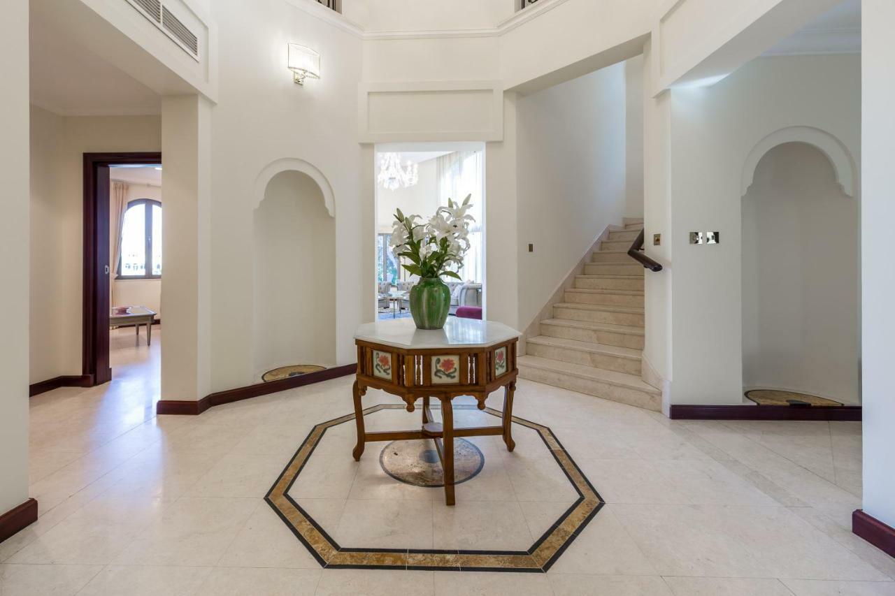 Chic 4Br Villa With Assistant Room And Private Pool On Palm Jumeirah By Deluxe Holiday Homes Dubai Exterior foto