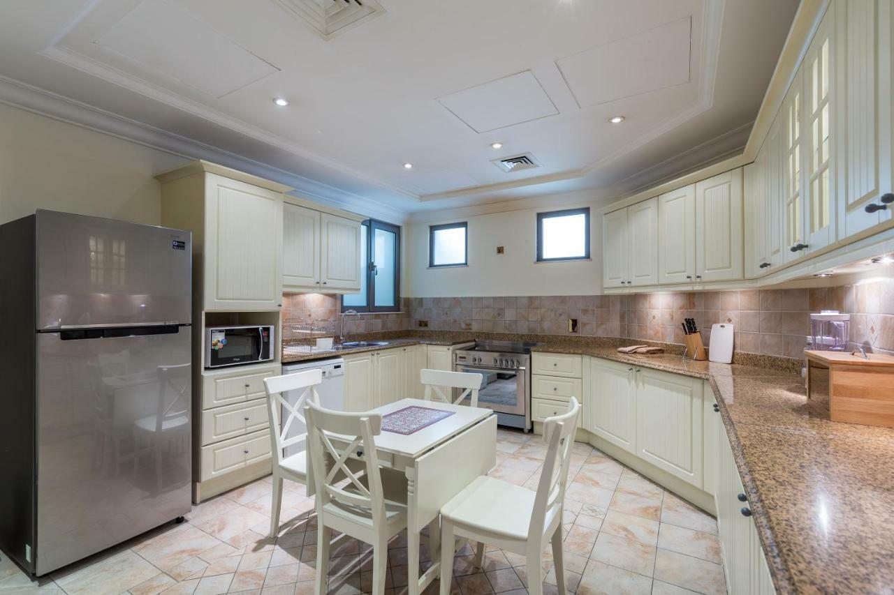 Chic 4Br Villa With Assistant Room And Private Pool On Palm Jumeirah By Deluxe Holiday Homes Dubai Exterior foto