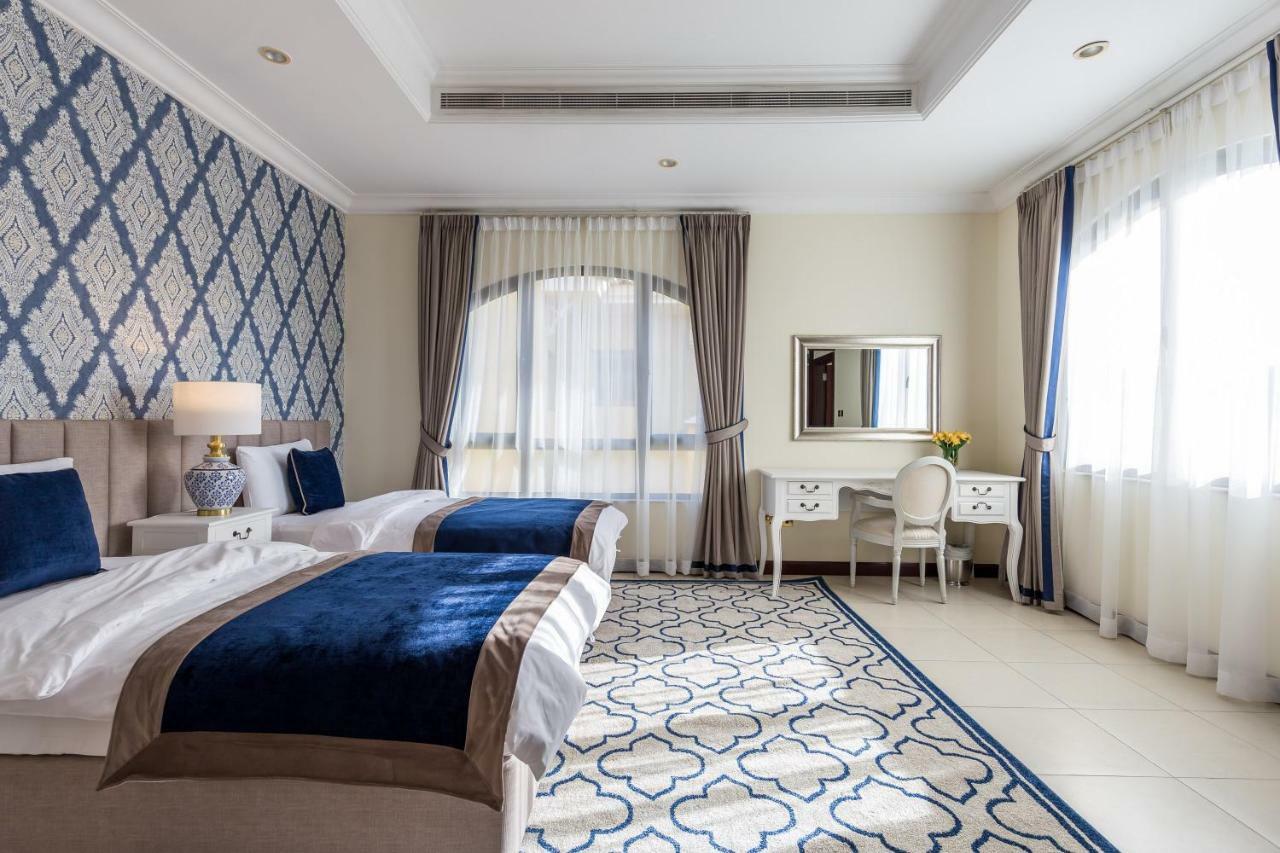 Chic 4Br Villa With Assistant Room And Private Pool On Palm Jumeirah By Deluxe Holiday Homes Dubai Exterior foto