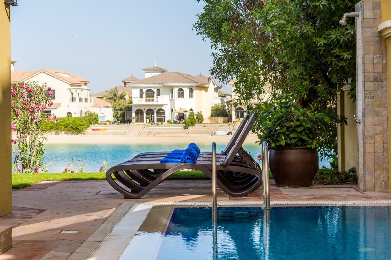 Chic 4Br Villa With Assistant Room And Private Pool On Palm Jumeirah By Deluxe Holiday Homes Dubai Exterior foto