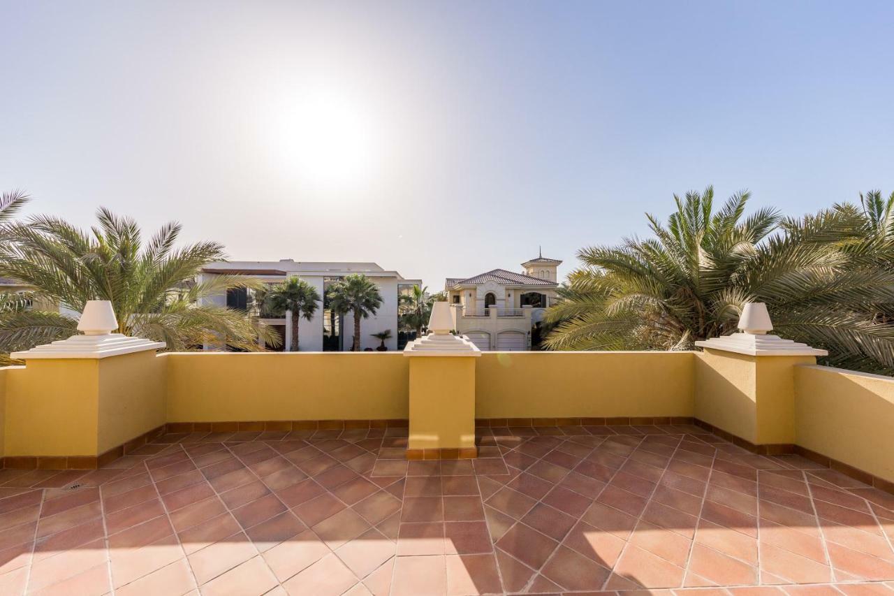 Chic 4Br Villa With Assistant Room And Private Pool On Palm Jumeirah By Deluxe Holiday Homes Dubai Exterior foto