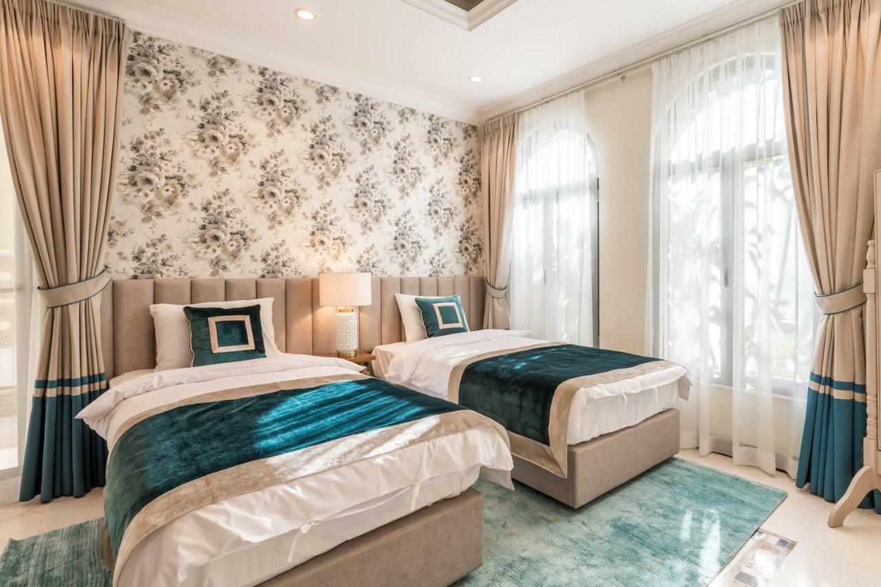 Chic 4Br Villa With Assistant Room And Private Pool On Palm Jumeirah By Deluxe Holiday Homes Dubai Exterior foto