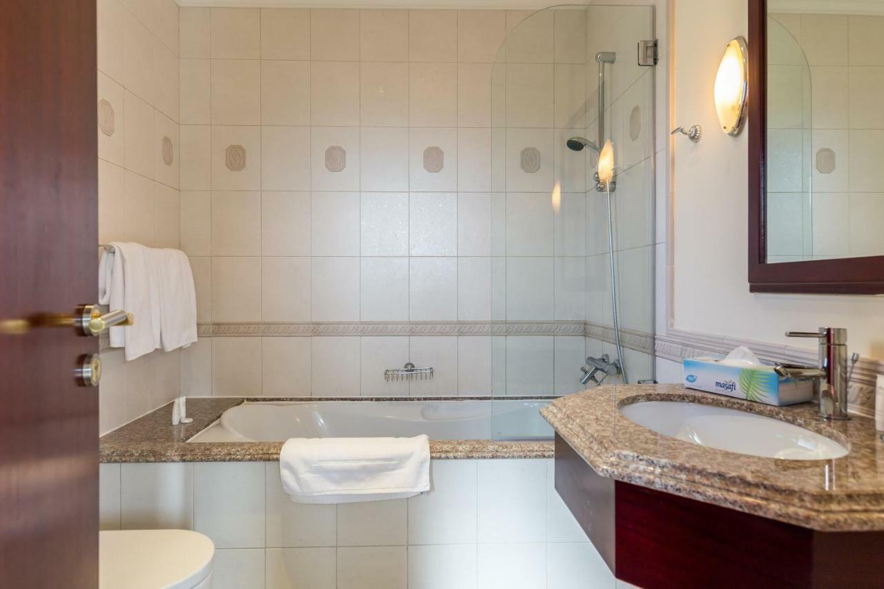 Chic 4Br Villa With Assistant Room And Private Pool On Palm Jumeirah By Deluxe Holiday Homes Dubai Exterior foto