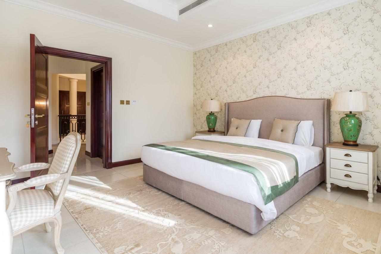 Chic 4Br Villa With Assistant Room And Private Pool On Palm Jumeirah By Deluxe Holiday Homes Dubai Exterior foto
