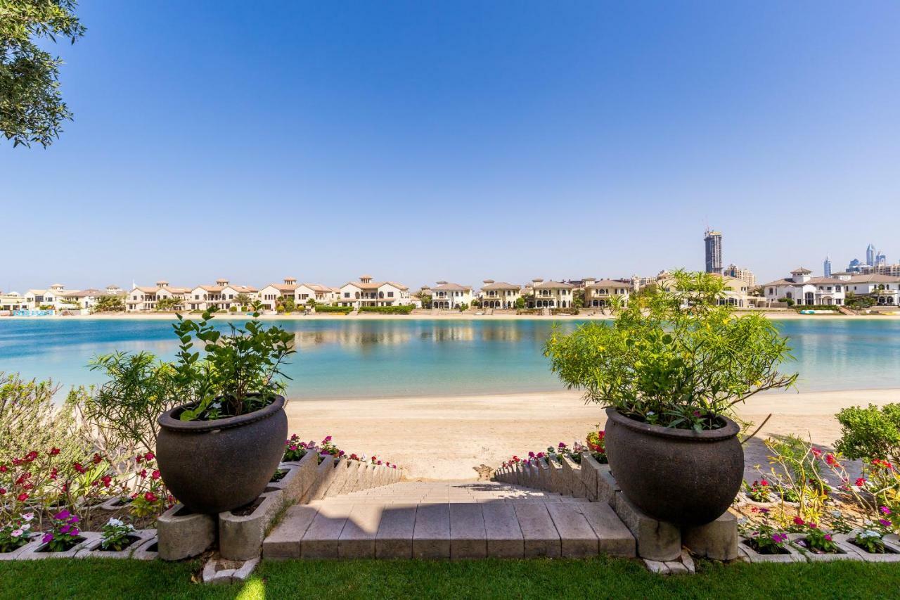 Chic 4Br Villa With Assistant Room And Private Pool On Palm Jumeirah By Deluxe Holiday Homes Dubai Exterior foto