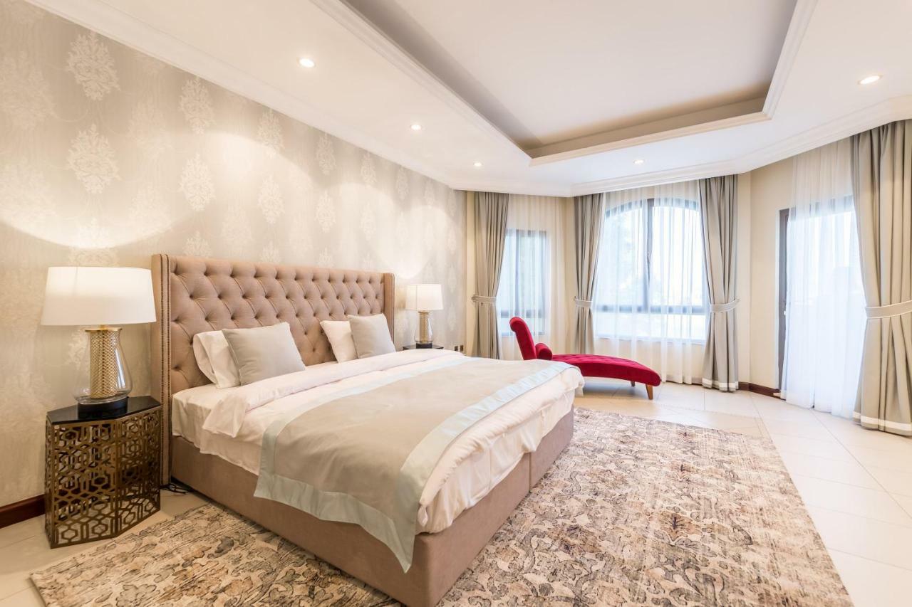 Chic 4Br Villa With Assistant Room And Private Pool On Palm Jumeirah By Deluxe Holiday Homes Dubai Exterior foto