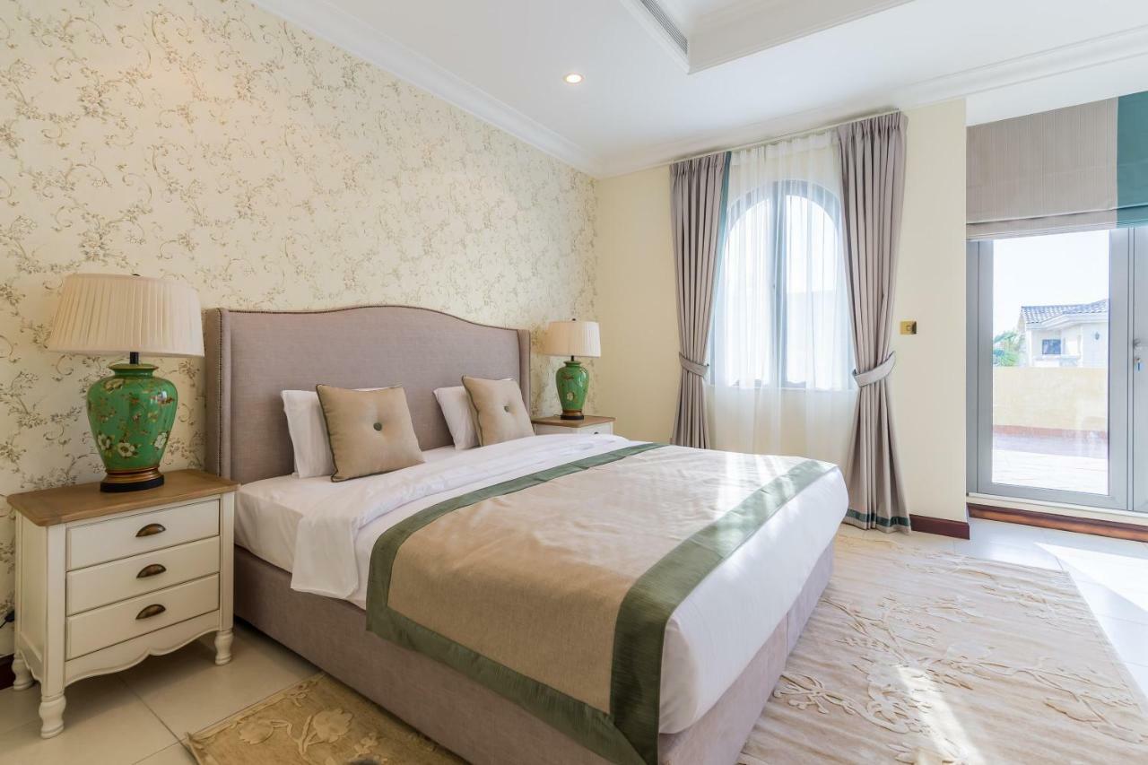 Chic 4Br Villa With Assistant Room And Private Pool On Palm Jumeirah By Deluxe Holiday Homes Dubai Exterior foto